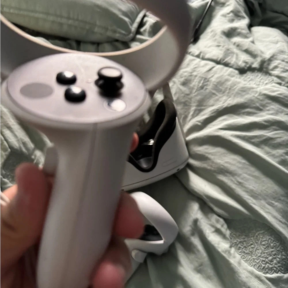 It’s a oculus meta quest 2 bearly used on great condition